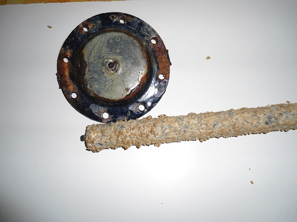 Anode et flasque au demontage