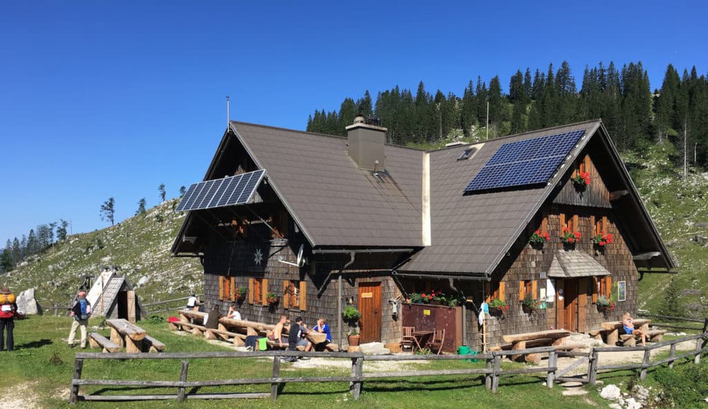 panneau solaire poele a bois chalet