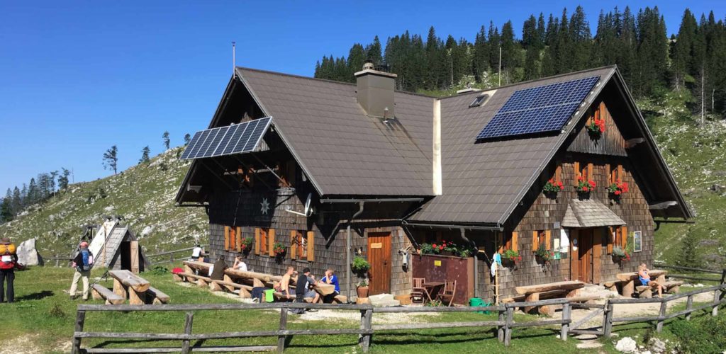 panneau solaire poele a bois chalet