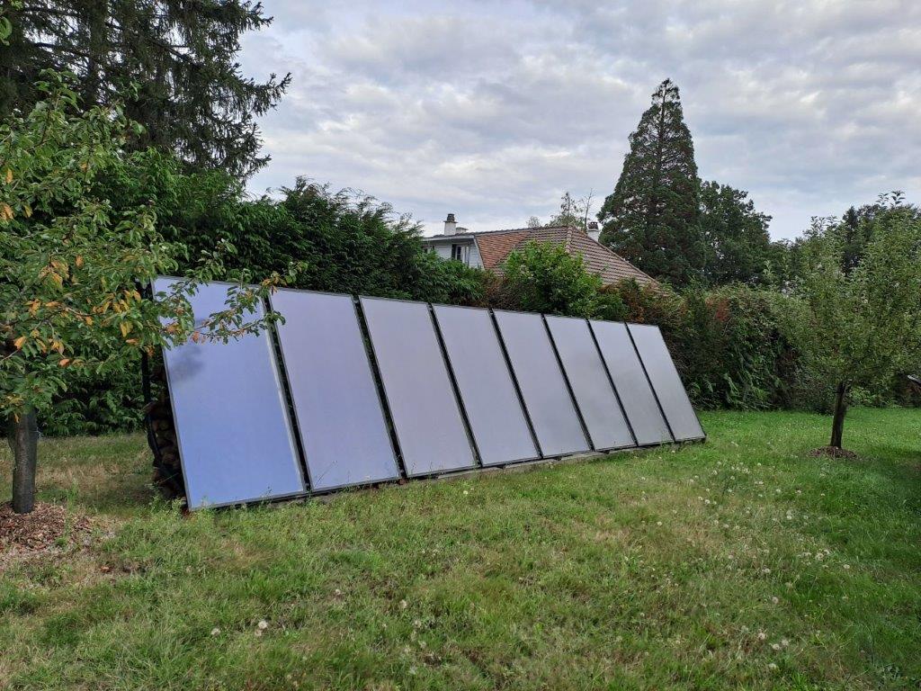 Un champ de panneaux solaire thermiques inclinés pour du chauffage solaire